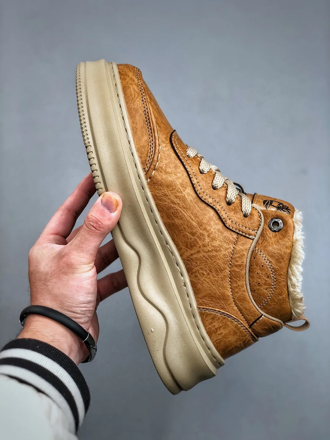 Local pick-up💰 520 supports store Timberland/Timberland classic 25ss new mid-high top (plus velvet) Classic re-engineered brand new upgrade Guangdong factory quality Original box original packaging The fabric is made of Italian top frosted cowhide with anti-odor and anti-corrosion genuine leather latex insoles to give you a perfect wearing experience High-quality and durable, a must-have for sportsmen Specially designed to treat the unsightly High-quality feet with first-class feel Exclusive supply Official item number: TB23066 Size: 39 40 41 42 43 44